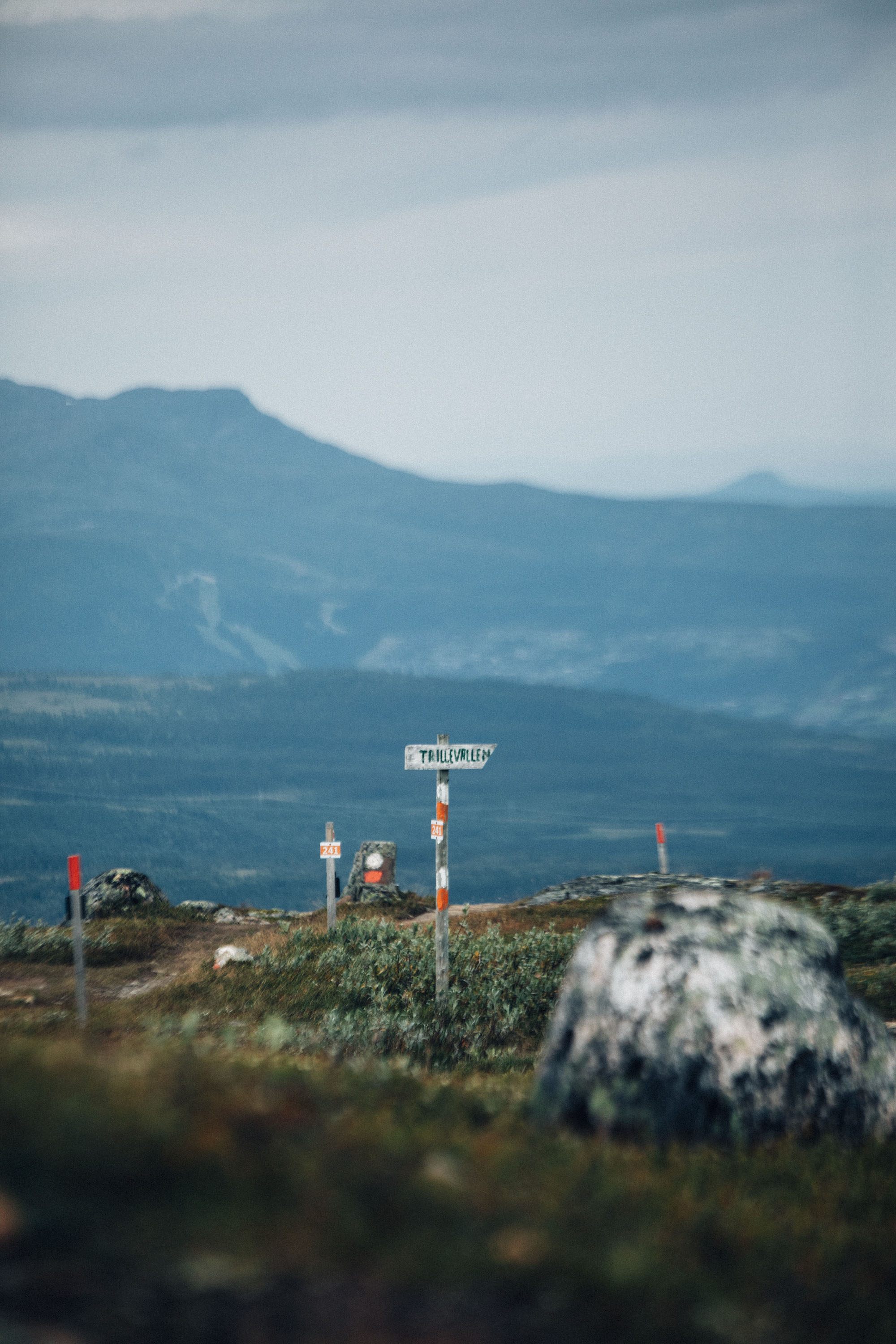 Trail sign for Trillevallen in the mountain landscape