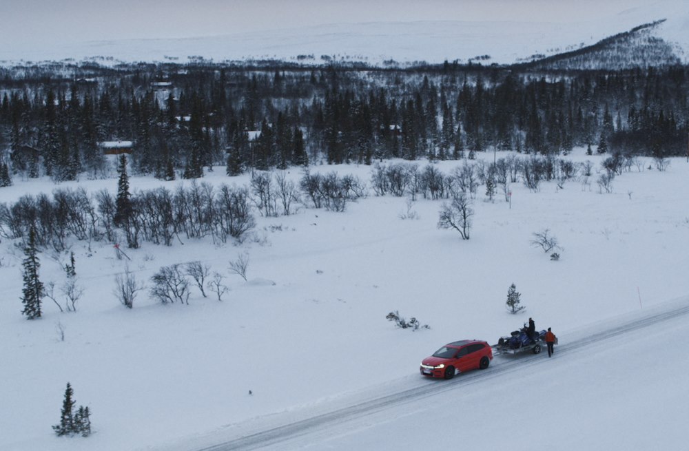 Skoda Enyaq iV campaign still with car and trailer from above