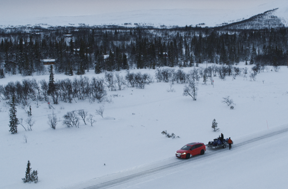 Skoda Enyaq iV campaign still with car and trailer from above